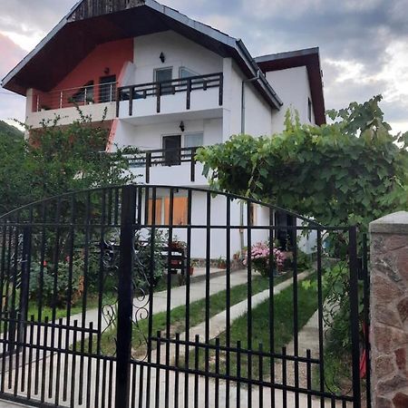 Casa Lica Lägenhet Caciulata Exteriör bild