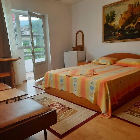 Casa Lica Lägenhet Caciulata Exteriör bild